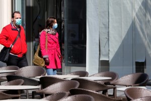 Κορονοϊός: Πώς θα φτιάξουμε μάσκα μόνοι μας σε 45 δευτερόλεπτα [βίντεο]