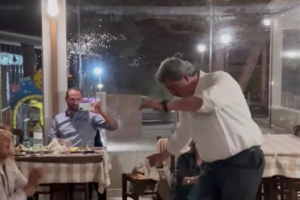 Γυναίκα φώναζε στον Τσίπρα: "Προδότη, αλήτη η Μακεδονία είναι μία, ελληνική" - Προσήχθη από αστυνομικούς [βίντεο] - εικόνα 2