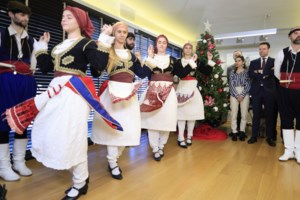 Κάλαντα στο Μέγαρο Μαξίμου: Ο Κυριάκος Μητσοτάκης "τα άκουσε" μαζί με την οικογένειά του [εικόνες] - εικόνα 6