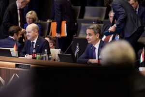 Σύνοδος ΝΑΤΟ: Ο φακός έπιασε τη χειραψία Μητσοτάκη με Ερντογάν - Τα είπαν για λίγα λεπτά οι δύο ηγέτες - εικόνα 4