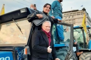 Αγανακτισμένος αγρότης στο Σύνταγμα με... τους αγρότες: "Παράτησαν τα τρακτέρ και πήγαν τις βόλτες τους" - εικόνα 2