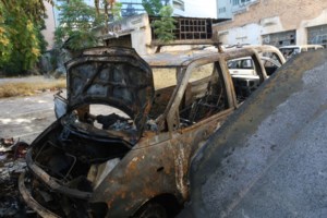 Βίντεο σοκ από το Ηράκλειο: Γυναίκες πήγαν να βάλουν φωτιά σε επιχείρηση και τυλίχτηκαν στις φλόγες