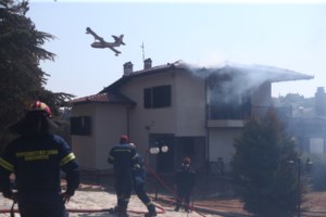 Φωτιά στη Θεσσαλονίκη: Στο νοσοκομείο με αναπνευστικά προβλήματα πυροσβέστης - Έγιναν εκκενώσεις κατοικιών - εικόνα 2