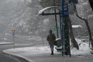 Κακοκαιρία "Barbara": Ουρές στα καταστήματα με αντιολισθητικές αλυσίδες - Τρέχουν να προλάβουν οι Αθηναίοι - εικόνα 3