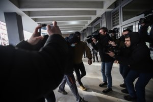 Μαχαίρωσαν μέρα μεσημέρι 18χρονο για μία αλυσίδα στο κέντρο της Αθήνας - Η ανάρτηση από το κρεβάτι του νοσοκομείου