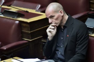 Απαράδεκτο: Ο Βαρουφάκης έσπασε την καραντίνα και πήγε διακοπές στην Αίγινα