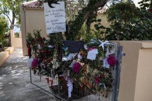 Στην κρητική γη αναπαύεται ο Μίκης Θεοδωράκης: "Αθάνατος" - Με δάκρυα, τραγούδια και μπουζούκι το τελευταίο αντίο [Βίντεο]