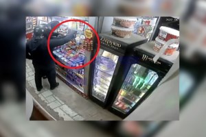 Viral κλέφτης "ψιλικατζής" στην Κρήτη: Μπήκε στην αυλή τα χαράματα για να κλέψει το... χαλάκι [Βίντεο]