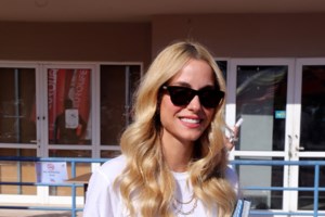 Δούκισσα Νομικού: Φόρεσε το πιο στιλάτο μαύρο σατέν φόρεμα - Με μανσέτες, κλειστό λαιμό και μεγάλο σκίσιμο