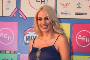 Όλοι στα λευκά: Το κοστούμι της Καλομοίρας με τις παγιέτες και το χαριτωμένο φόρεμα της μικρής Αναστασίας με τα βολάν - εικόνα 6