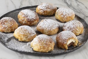 Συνταγή Πετρετζίκη για γρήγορη και εύκολη μηλόπιτα με ελάχιστα υλικά - εικόνα 2