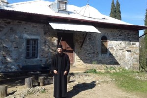 Επίθεση σε Μητροπολίτες στη Μονή Πετράκη - "Ο ιερέας ράντιζε το βιτριόλι σαν αγιασμό" - εικόνα 3