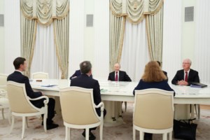 "Επίθεση" στην κόρη του Πούτιν από Ουκρανό δημοσιογράφο: "Πάρτον τώρα τηλέφωνο για να τελειώσει τον πόλεμο"