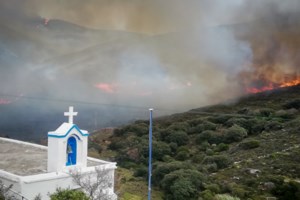 Πυρκαγιά σε εγκαταλελειμμένο κτήριο στην Αθήνα - Επιχειρεί μεγάλη δύναμη της Πυροσβεστικής - εικόνα 3