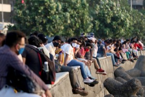 Ινδία: Παγκόσμιο αρνητικό ρεκόρ με 184.372 κρούσματα κορονοϊού σε μια ημέρα - Απίστευτος συνωστισμός σε θρησκευτική γιορτή - εικόνα 4