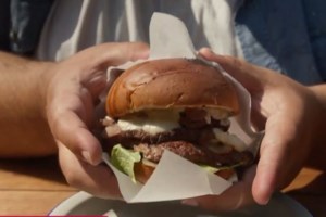 Κορωπί: Πάνω από 2 λεπτά έμεινε χωρίς οξυγόνο ο 22χρονος που κατάπιε το μπέργκερ - Δίνει μάχη για τη ζωή του