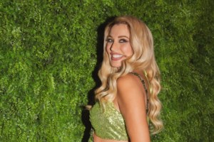 Πανέμορφη έγκυος στα 35 της η Κωνσταντίνα Σπυροπούλου: Γενέθλια με σούπερ μίνι φόρεμα με ουρά μέχρι το πάτωμα - εικόνα 2