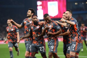 Ολυμπιακός: Ντελίριο ενθουσιασμού από τους οπαδούς - Η υποδοχή της ομάδας μετά τη θρυλική "τεσσάρα" στην Αστον Βίλα - εικόνα 2