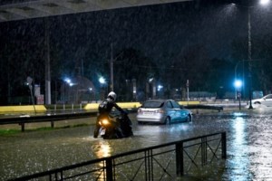 Καμπανάκι Θωμαΐδη για τα λύματα στην πλημμυρισμένη Ποσειδώνος – Κίνδυνος για σοβαρές μολύνσεις