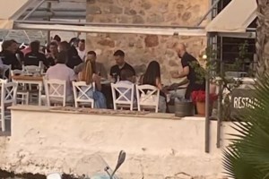 Το νησί που επιλέγουν οι Γάλλοι για μοναδικές ταξιδιωτικές εμπειρίες - Η "αναβίωση" της γνωστής ταινίας σε βράχο 100 μέτρων
