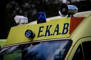 Οδηγός αυτοκινήτου τράκαρε με ασθενοφόρο και μετά το έκανε γυαλιά-καρφιά – Ξυλοκόπησε και μάρτυρα