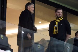 Νίκος Ευαγγελάτος: Η "Peaky Blinders" εμφάνιση με πίπα και τραγιάσκα - Στο γήπεδο με τον γιο του, Λάμπη [Εικόνες] - εικόνα 5