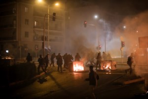 Μητσοτάκης για επεισόδια στη Νέα Σμύρνη: Να μας αφυπνίσει η ζωή του αστυνομικού που κινδύνευσε - Δεν θα επιτρέψω σε κανέναν να μας διχάσει - εικόνα 2