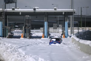 Κακοκαιρία "Ελπίς": "Πάρκινγκ" ακόμα η Μεσογείων, 24 ώρες μετά - Εγκαταλελειμμένα ΙΧ στη μέση του δρόμου [Βίντεο]