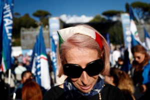 Γιατί ο Κώστας Ζαχαριάδης έκανε δώρο... χαρτομάντηλα στον Μάκη Βορίδη μετά τις ιταλικές εκλογές [βίντεο] - εικόνα 2