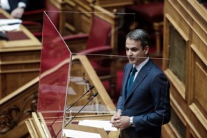 Βελόπουλος: Η κυβέρνηση προωθεί την κατάργηση του οκταώρου και της κυριακάτικης αργίας