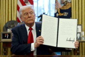 Τραμπ για διεμφυλικά άτομα: "Όσες επεμβάσεις και να κάνεις, δεν θα γίνεις ποτέ γυναίκα" [βίντεο]