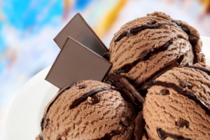 Καλοκαιρινή συνταγή: Ελαφρύ, λευκό γλυκό ψυγείου χωρίς μίξερ, έτοιμο σε 10 λεπτά