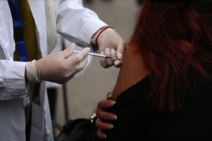 Μετάλλαξη Όμικρον: "Έχει ξεπεράσει τη Δέλτα, δεν μπορεί να περιοριστεί"