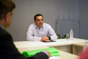 Επίκαιρη ερώτηση Τσίπρα σε Μητσοτάκη: Θα υιοθετήσετε τα μέτρα που προτείνει ο ΣΥΡΙΖΑ;