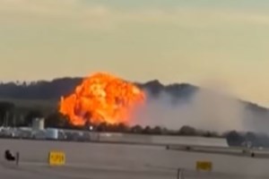 Φωτιά σε πολυκατοικία στον Άγιο Δημήτριο - Πυκνοί καπνοί και φλόγες σε διαμέρισμα [βίντεο]