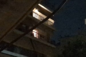 Θεσσαλονίκη: Φορτηγό παρέσυρε... μπαλκόνι σε στενό δρομάκι - Έφυγε με ταχύτητα ο οδηγός [βίντεο]