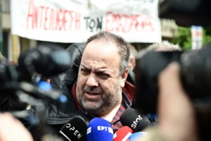 Ο Πλακιάς τα "έχωσε" σε Φάμελλο για την απόλυση Γενιδούνια: "Αν γνώριζες τον ρόλο του θα ντρεπόσουν - Σε βολεύει για πολιτικά οφέλη"