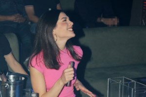 Μελίνα Νικολαΐδη: Πρώτη εμφάνιση με τη σύντροφο του Ντέμη - Αγκαλιά πατέρας και κόρη στο ΟΑΚΑ [εικόνες] - εικόνα 4