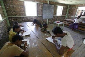 Ινδονησία: Έφτιαχναν παιδικά σιρόπια για το βήχα με ουσίες για υγρά φρένων - Πέθαναν πάνω από 150 παιδιά