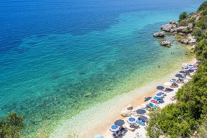 "Γκάζι" στις αφίξεις τουριστών αλλά "φρένο" στις διανυκτερεύσεις σε ξενοδοχεία - Γιατί συμβαίνει αυτό