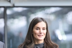 Η sparkling εμφάνιση της Ολγας Κεφαλογιάννη: Με μαύρο βελούδινο τοπ και εντυπωσιακό πράσινο πανωφόρι