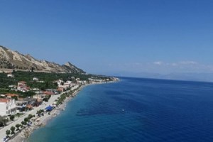 Λάρισα: Επεισοδιακή εκκένωση της κατάληψης "Ντουγρού" μετά από 6 χρόνια...- Πετούσαν στους αστυνομικούς μέχρι και τραπέζια [εικόνες - βίντεο] - εικόνα 6