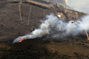 Δεκέλεια: Χαρδαλιάς και Τζέφρι Πάιατ ευχαρίστησαν τους πιλότους των πυροσβεστικών ελικοπτέρων [Εικόνες]