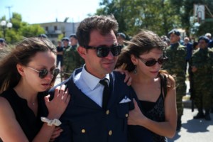 Πτώση Canadair: Σε κλίμα βαθιάς συγκίνησης το μνημόσυνο για τους δύο πιλότους - Με δάκρυα στα μάτια ο ιερέας [βίντεο] - εικόνα 2