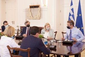 Ξεκινά σήμερα η διάθεση self test για τους μαθητές από τα φαρμακεία