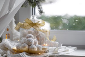 Αφράτοι και νοστιμότατοι κουραμπιέδες - Πολύ αρωματικοί, με αμύγδαλο και άχνη - εικόνα 2