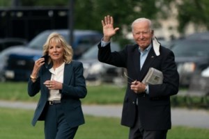 Ενθουσιασμένοι ο Τζο και η Τζιλ Μπάιντεν στην  Πασχαλινή Αυγοδρομία στον Λευκό Οίκο [Εικόνες]