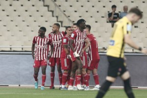 Η "κατάρα" του φελλού: Στο νοσοκομείο ο νικητής του ποδηλατικού Γύρου της Ιταλίας - Τραυματίστηκε όταν άνοιξε τη σαμπάνια της νίκης [Βίντεο]