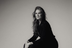 Αποθέωση για τη Μπρουκ Σίλντς: Τόλμησε να συνδυάσει καναρινί τουαλέτα με ...κροκς - "Τα πόδια μου ήδη με πονάνε λιγότερο" - εικόνα 2