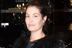 Μαρία Κορινθίου: Ποζάρει σαν "Ελλάδα στα ερείπια του Μεσολογγίου" του Ντελακρουά